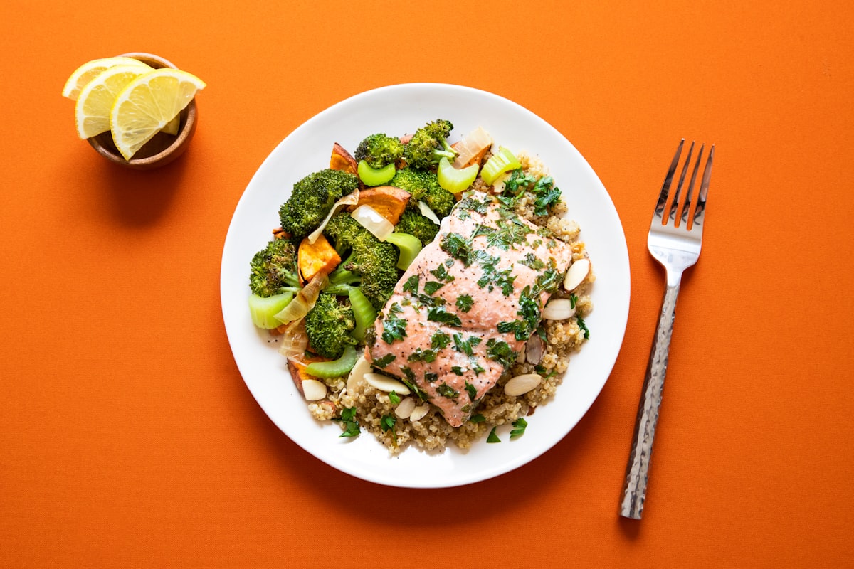 Proteínas variadas incluyendo carnes magras, huevos y legumbres